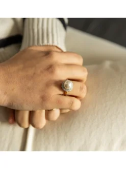 Bague Tendance Femme Acier Doré avec Perle Ornée Zirconium