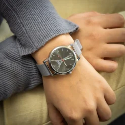 Eclatante Montre Femme Métal avec Tour Eiffel